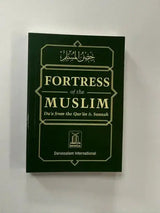 Donkergroene hardcoverboek met gouden letters en decoratieve randen getiteld fortress of the muslim du’a van de qur’an en sunnah van darussalam international