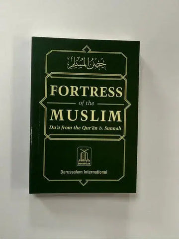 Donkergroene hardcoverboek met gouden letters en decoratieve randen getiteld fortress of the muslim du’a van de qur’an en sunnah van darussalam international