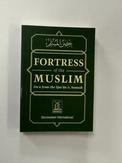 Donkergroene hardcoverboek met gouden letters en decoratieve randen getiteld fortress of the muslim du’a van de qur’an en sunnah van darussalam international