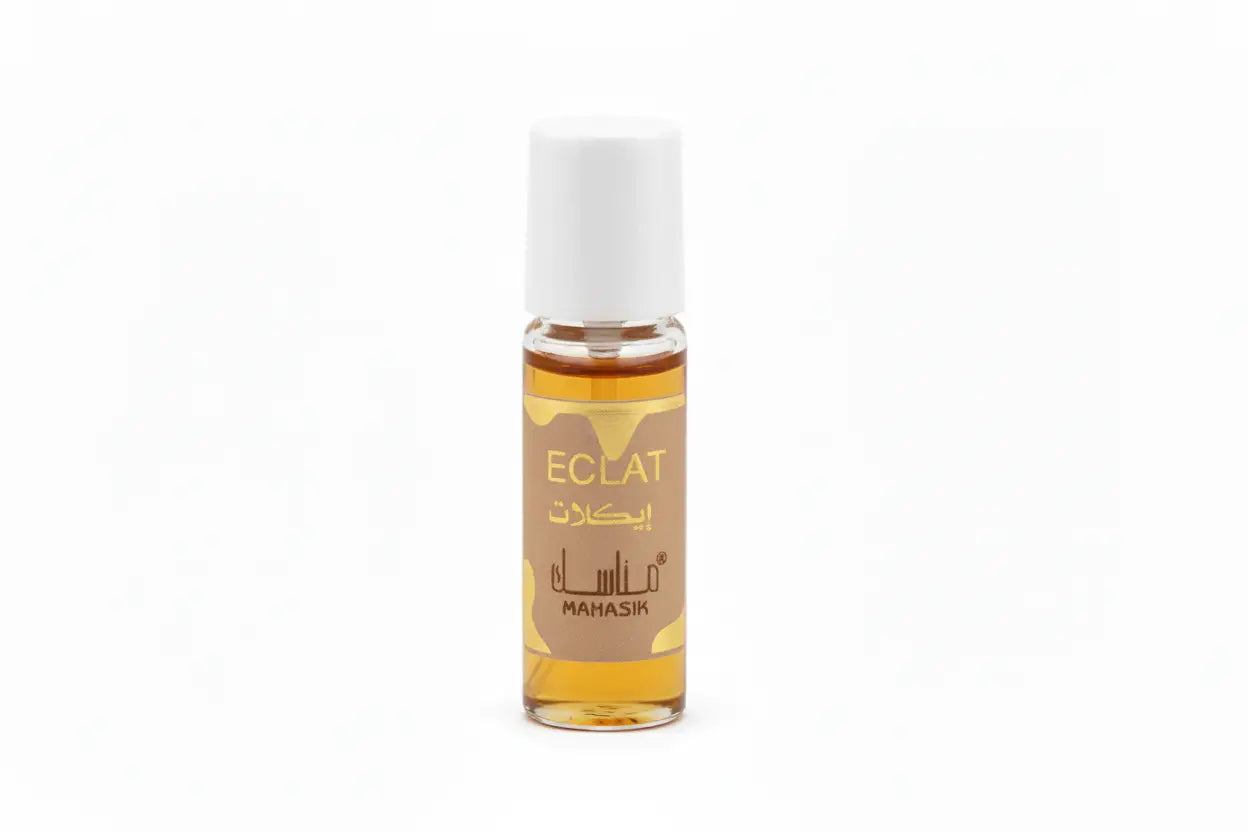 Een kleine glazen fles met witte dop en beige label met amberkleurige eclat vanilla parfum van mahasik