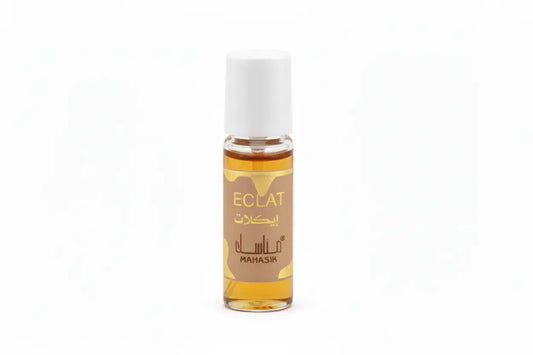 Een kleine glazen fles met witte dop en beige label met amberkleurige eclat vanilla parfum van mahasik