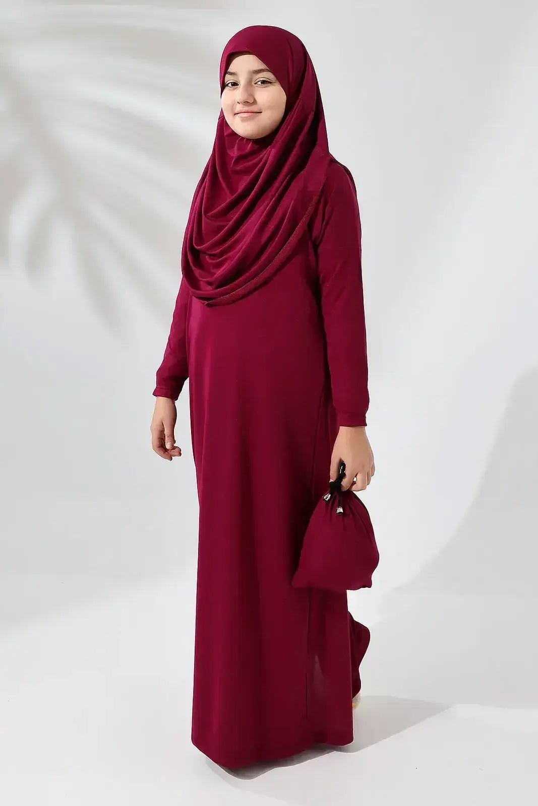 Vrouw draagt vloeiende diepe rode abaya met lange mouwen en bijpassende hijab gebedskleding 1-delig voor kinderen met tasje
