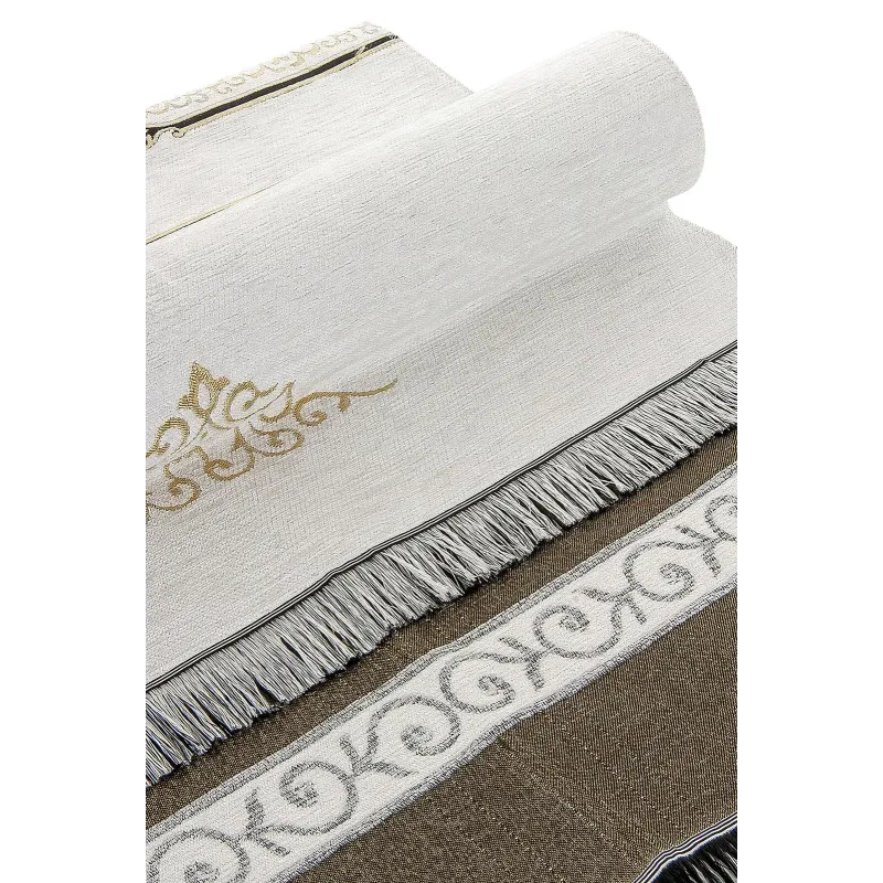 Crèmekleurige badhanddoek met gouden borduurwerk en kwastjes