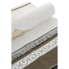 Crèmekleurige badhanddoek met gouden borduurwerk en kwastjes
