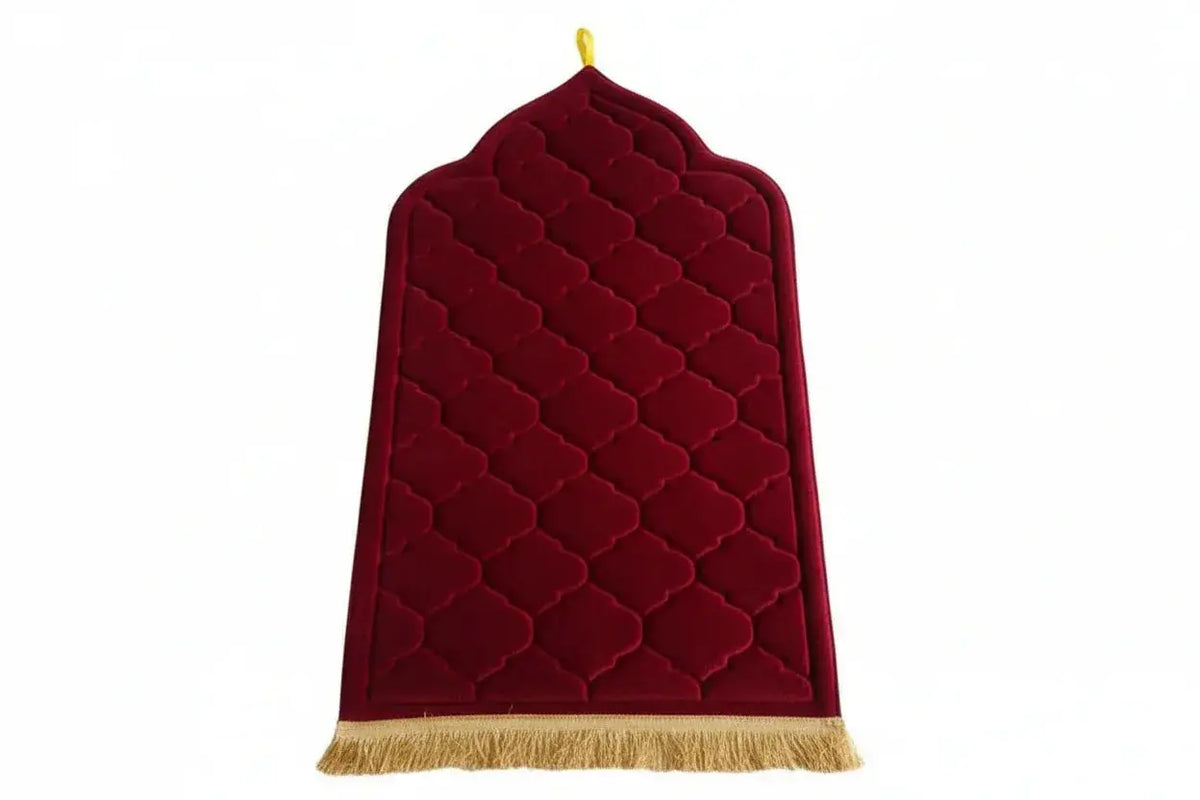 Diep rood fluwelen gebedskleed met dik en zacht quiltpatroon en gouden franjes nieuw model