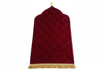 Diep rood fluwelen gebedskleed met dik en zacht quiltpatroon en gouden franjes nieuw model