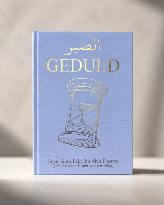 Lichtblauw hardcover boek geduld met gouden folieletters en zandloper illustratie op de cover