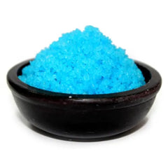 Blauwe kristallijne korrels in een donkere kom van Geparfumeerde Granulaat - Fresh Cotton