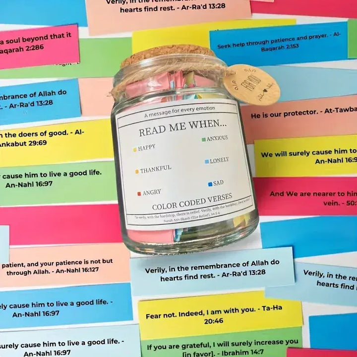 Glazen pot met koranverzen en duas een glazen pot met kurk en kleurrijke papierstroken voor dagelijkse inspiratie