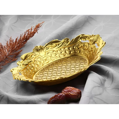 Gouden serveerschaal druppel van metaal met blad- en krulmotief en mesh patroon voor dadels en suikergoed