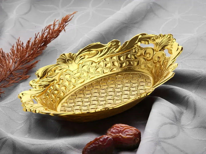 Gouden serveerschaal druppel van metaal met blad- en krulmotief en mesh patroon voor dadels en suikergoed