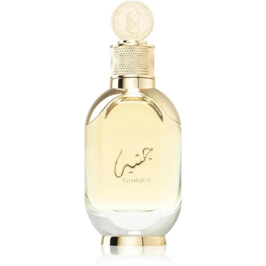 Een strak transparant glazen parfumflesje guinea met gouden dop en sierlijke details gevuld met lichtgele vloeistof