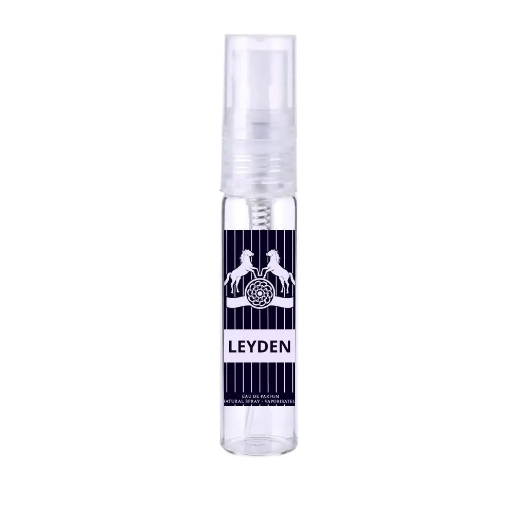 Heldere glazen sprayfles met marineblauw wit gestreept label en witte paarden silhoutten voor al hambra parfum leyden