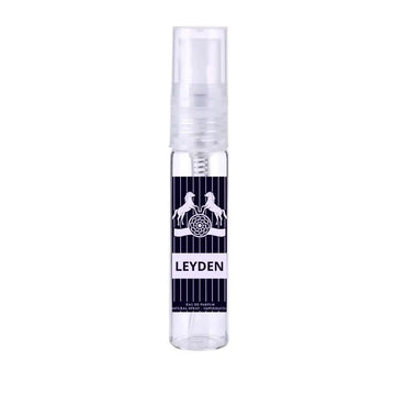 Heldere glazen sprayfles met marineblauw wit gestreept label en witte paarden silhoutten voor al hambra parfum leyden