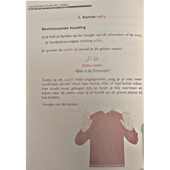 Witte shirt met kant en biddende handen voor Handboek voor het gebed