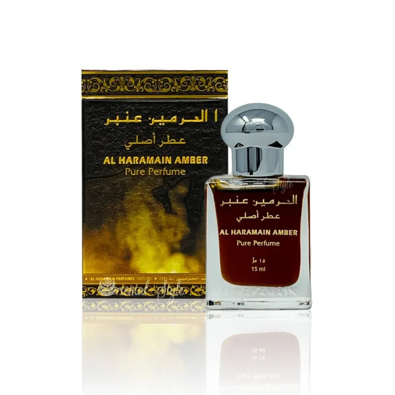 Een 15ml glazen fles al haramain parfumolie amber met zilveren dop en amberkleurige vloeistof binnenin