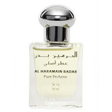 Een duidelijke glazen fles al haramain badar pure parfumolie met zilveren dop en arabisch label