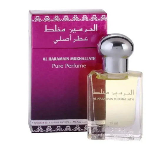 Een heldere glazen fles al haramain mukhallath pure parfumolie met zilveren dop en gouden vloeistof naast paarse doos