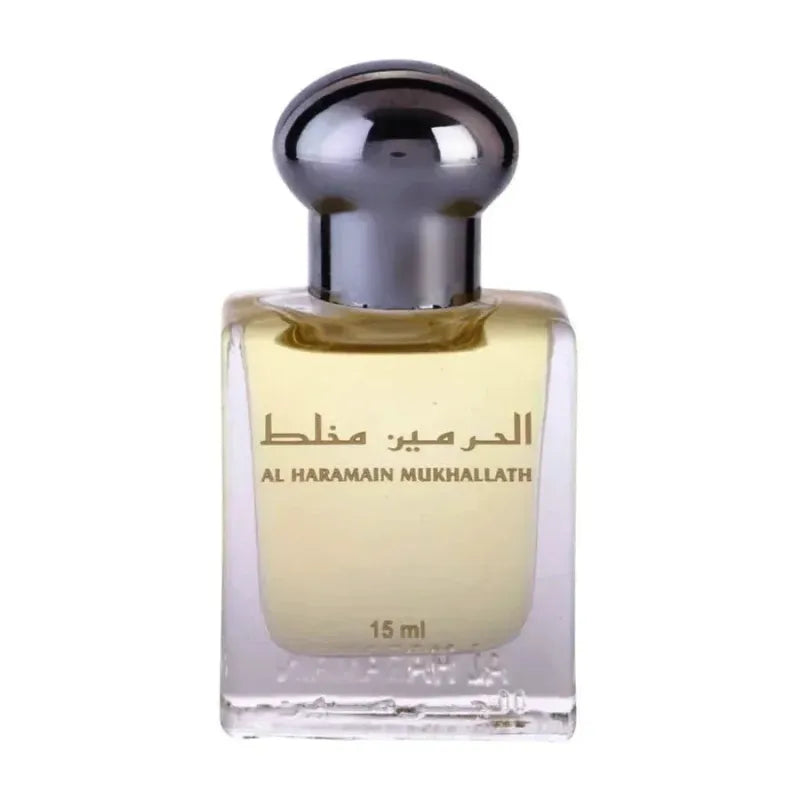 Een helder glazen flesje met een zilverkleurige dop met 15 ml lichtgele geurolie al haramain mukhallath