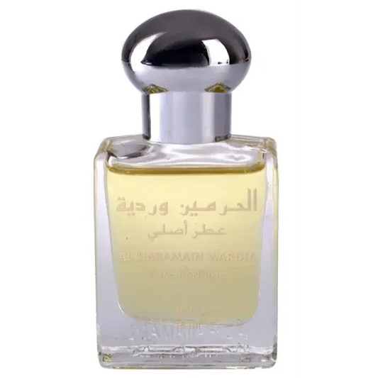 Een slanke transparante glazen fles met een gepolijst zilveren dop bevat de lichtgele Al Haramain parfumolie Wardia