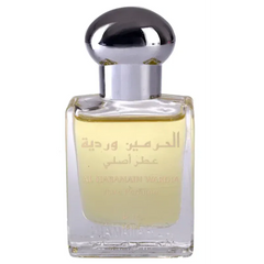 Een slanke transparante glazen fles met een gepolijst zilveren dop bevat de lichtgele Al Haramain parfumolie Wardia