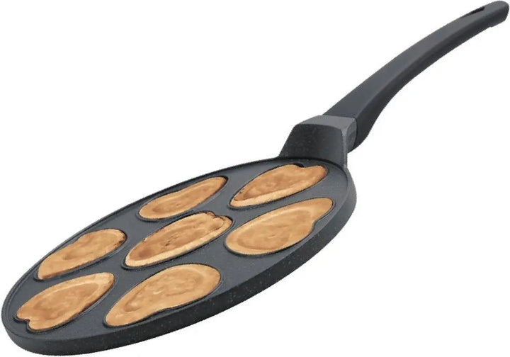 Zwarte hartjes pannenkoekenpan met zeven antiaanbakvormen in hartvorm voor het bakken van pannenkoeken