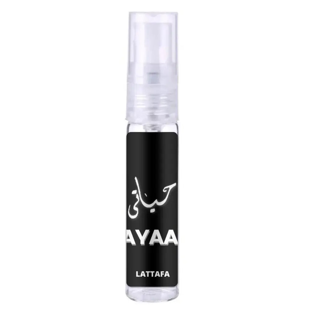 Een slanke zwarte sprayfles met transparante dop en witte arabische tekst van het merk lattaa in hayaati lattafa