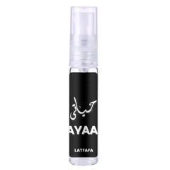 Een slanke zwarte sprayfles met transparante dop en witte arabische tekst van het merk lattaa in hayaati lattafa