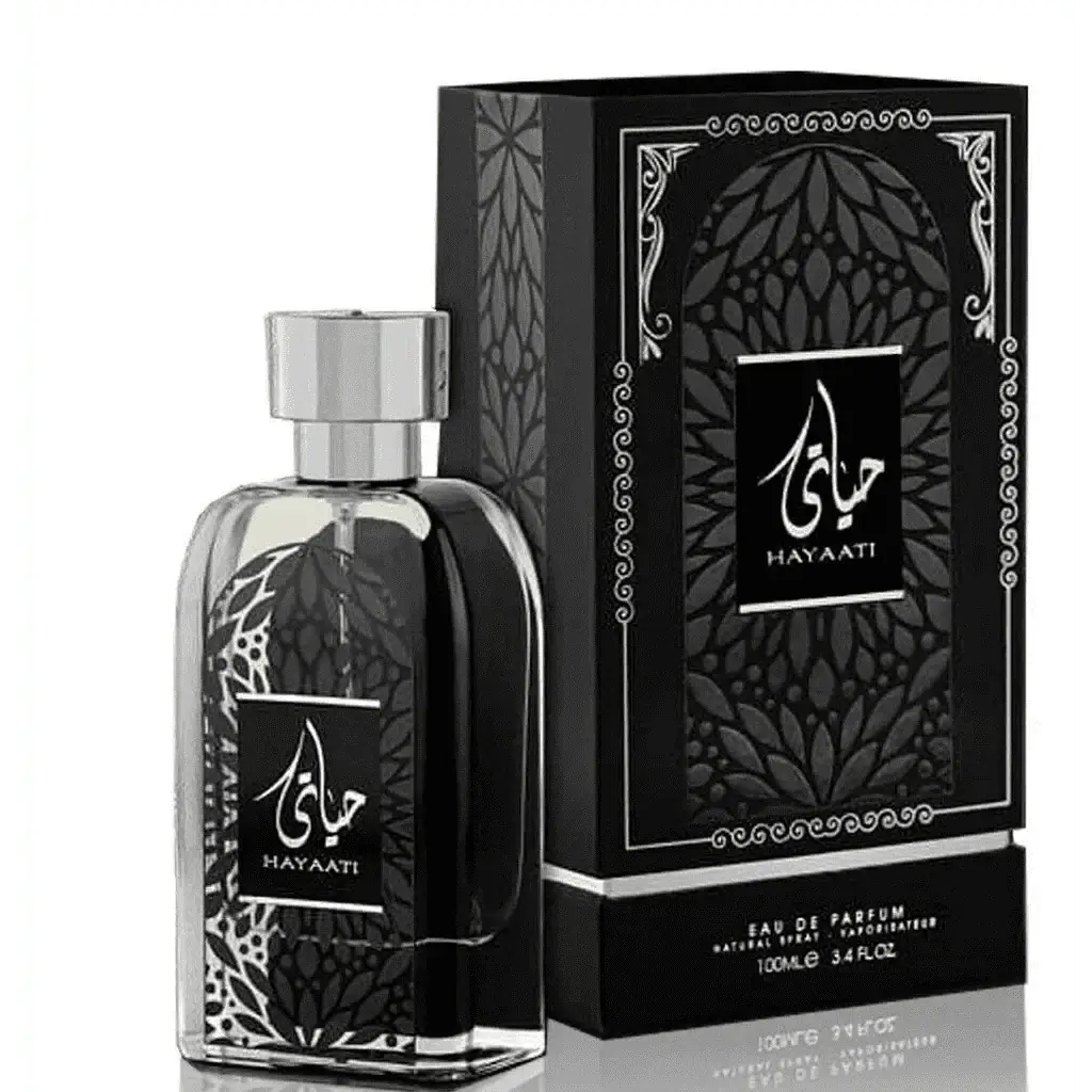 Zwarte hayaati lattafa eau de parfum fles met zilveren dop en witte kantpatronen naast zwarte verpakking