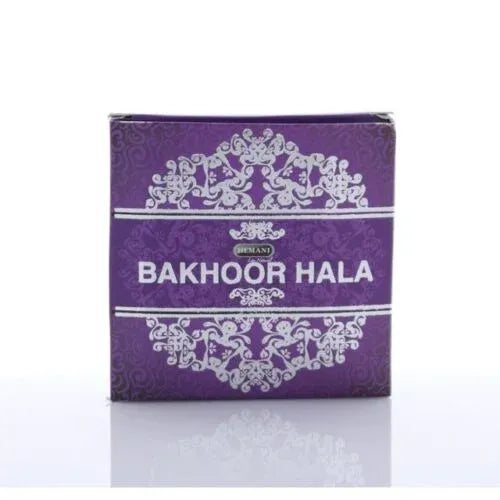 Paarse doos met label Bakhoor Hala en sierlijke zilveren patronen van Hemani Bakhour