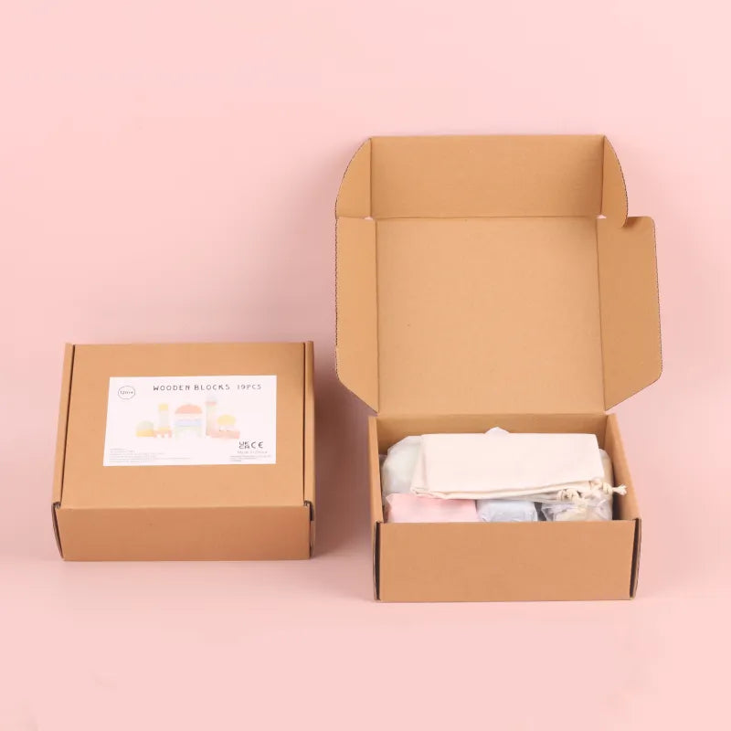 Kleurrijke houten moskeebouwblokken in doos met pastelkleurige zakken