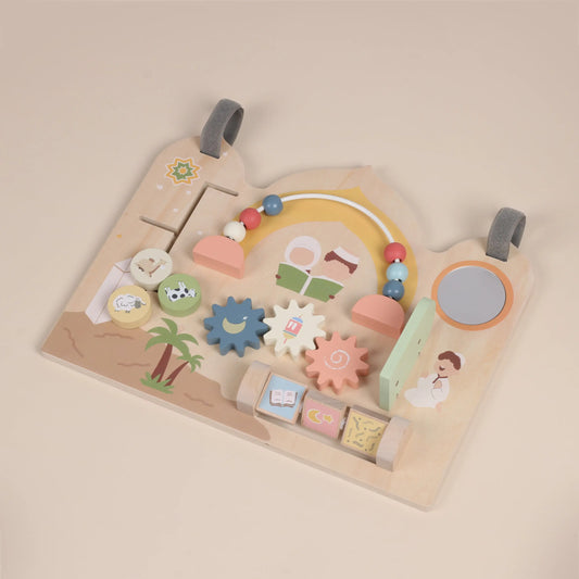 Pastelgekleurde houten baby speelbord met kleurrijke tandwielen kralen en islamitische ontdekkingsreis thema