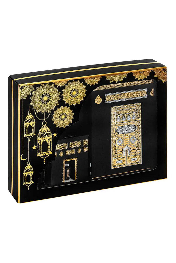 Luxe Kaaba cadeauset met zwarte gebedskleed, tasbih, koran, parfum, mutsje en siwak - Islamboekhandel.nl
