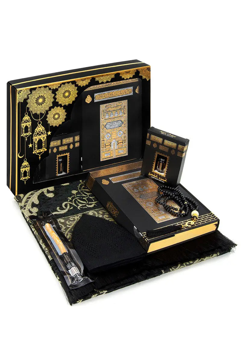 Luxe Kaaba cadeauset met zwarte gebedskleed, tasbih, koran, parfum, mutsje en siwak - Islamboekhandel.nl
