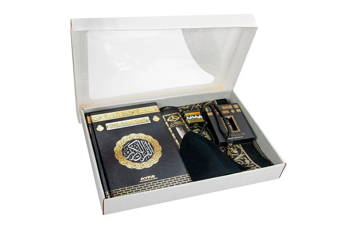 Luxe Kaaba cadeauset met zwarte gebedskleed, tasbih, koran, parfum, mutsje en siwak - Islamboekhandel.nl