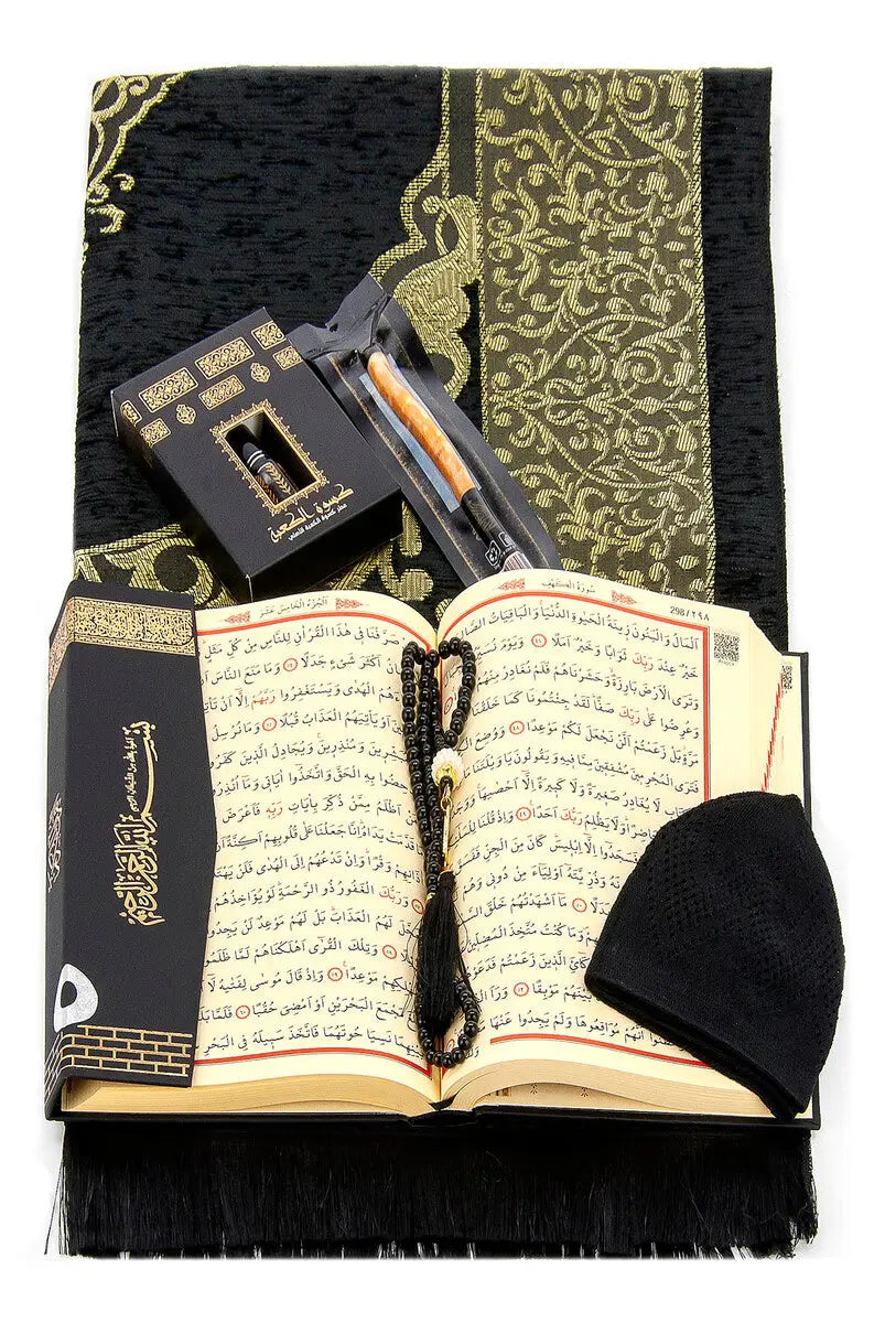 Luxe Kaaba cadeauset met zwarte gebedskleed, tasbih, koran, parfum, mutsje en siwak - Islamboekhandel.nl