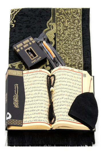 Luxe Kaaba cadeauset met zwarte gebedskleed, tasbih, koran, parfum, mutsje en siwak - Islamboekhandel.nl