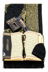 Luxe Kaaba cadeauset met zwarte gebedskleed, tasbih, koran, parfum, mutsje en siwak - Islamboekhandel.nl