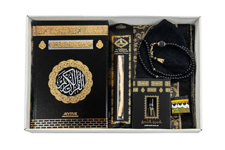 Luxe Kaaba cadeauset met zwarte gebedskleed, tasbih, koran, parfum, mutsje en siwak - Islamboekhandel.nl