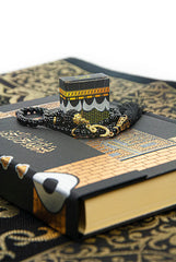 Luxe Kaaba cadeauset met groen/witte gebedskleed, tasbih, koran arabisch, parfum en dadels - Islamboekhandel.nl