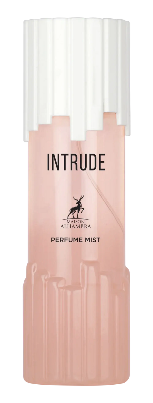 Een slanke transparante roze parfum mistfles met witte geribbelde dop en minimalistisch zwart etiket van maison alhambra intrude