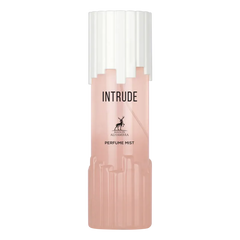 Een slanke transparante roze parfum mistfles met witte geribbelde dop en minimalistisch zwart etiket van maison alhambra intrude