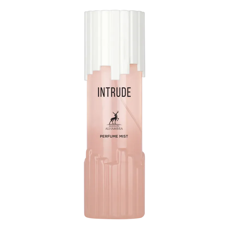 Een slank, doorschijnend perzikkleurig maison alhambra intrude body mist flesje met witte ribbelde dop