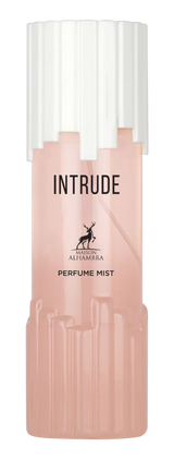 Een slank, doorschijnend perzikkleurig maison alhambra intrude body mist flesje met witte ribbelde dop
