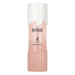 Een slank, doorschijnend perzikkleurig maison alhambra intrude body mist flesje met witte ribbelde dop