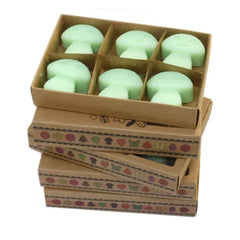 Stapels bruine kartonnen dozen met geurige wax melts en lichtgroene badbombes