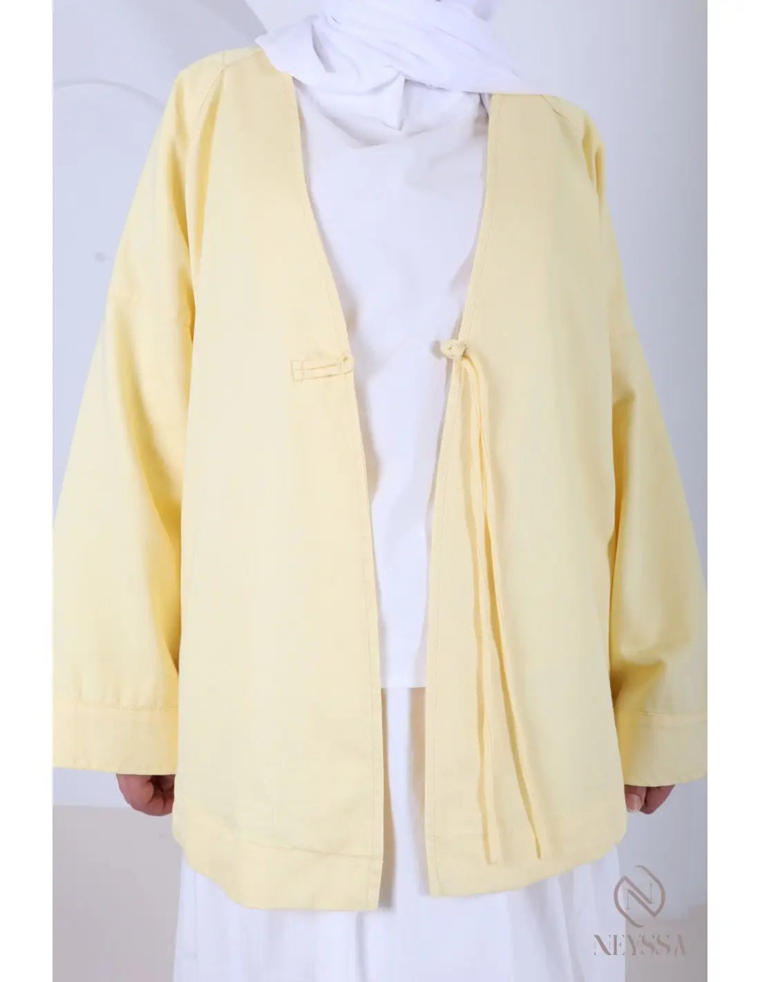 Jasje kimono stijl zachte gele losvallende cardigan met striksluiting en subtiele stikdetails