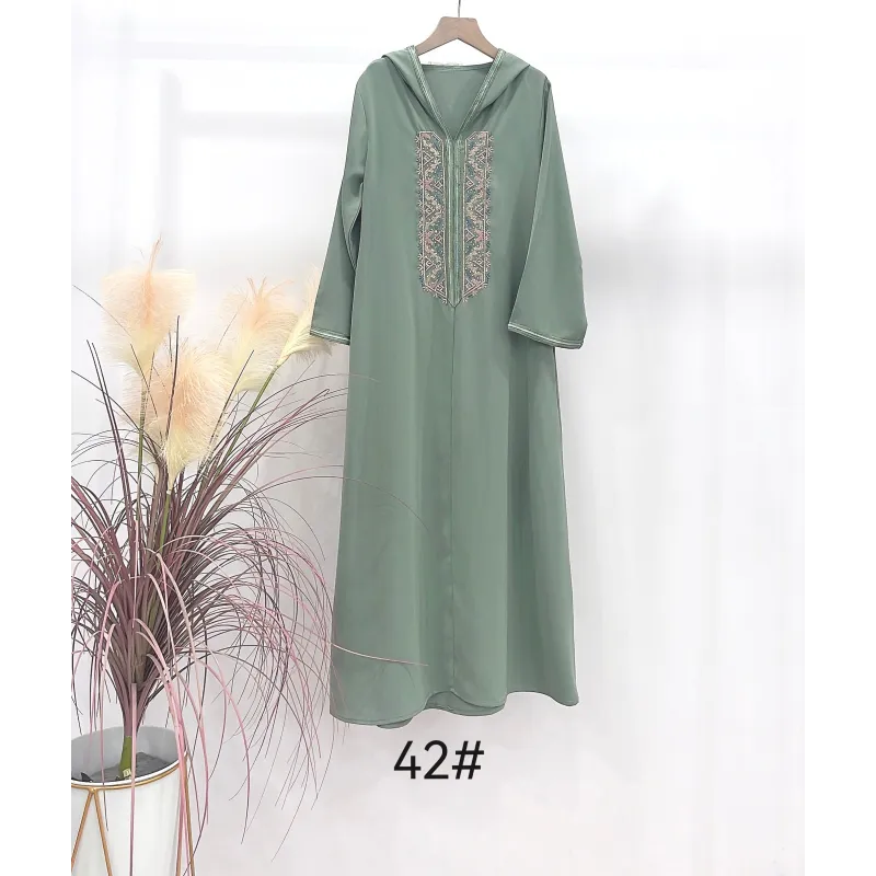 Sagegroene geborduurde Jellaba Yara jurk met capuchon en lange mouwen