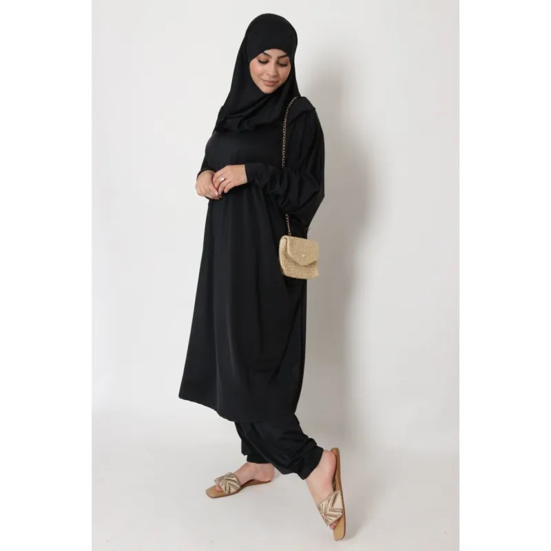 Zwarte abaya met hijab en beige tas in jilbab burkini