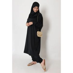 Zwarte abaya met hijab en beige tas in jilbab burkini